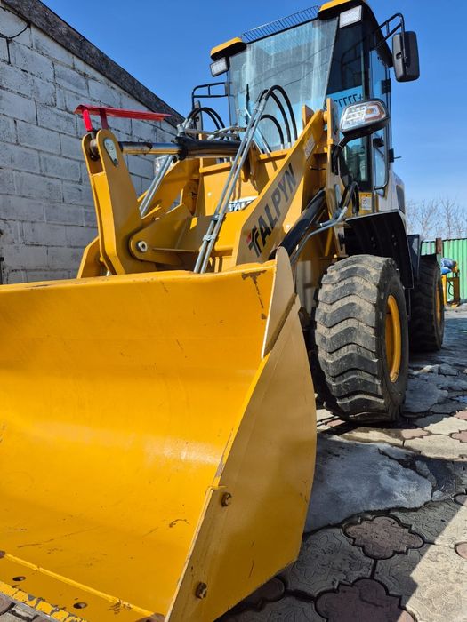 Продам фронтальный погрузчик. Новый ик