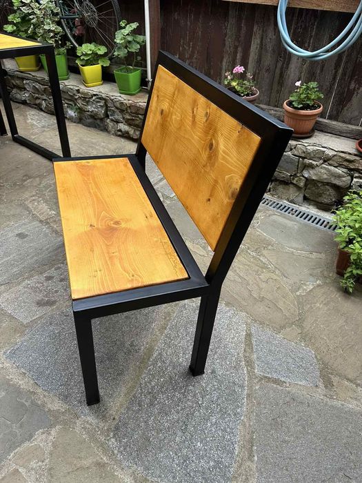 Градиндка маса с пейка и столове от дърво и метал.