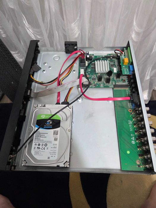 DVR/NVR hibrid 16ch AHD + 24 IP 4TB Novus NHDR-5116AHD