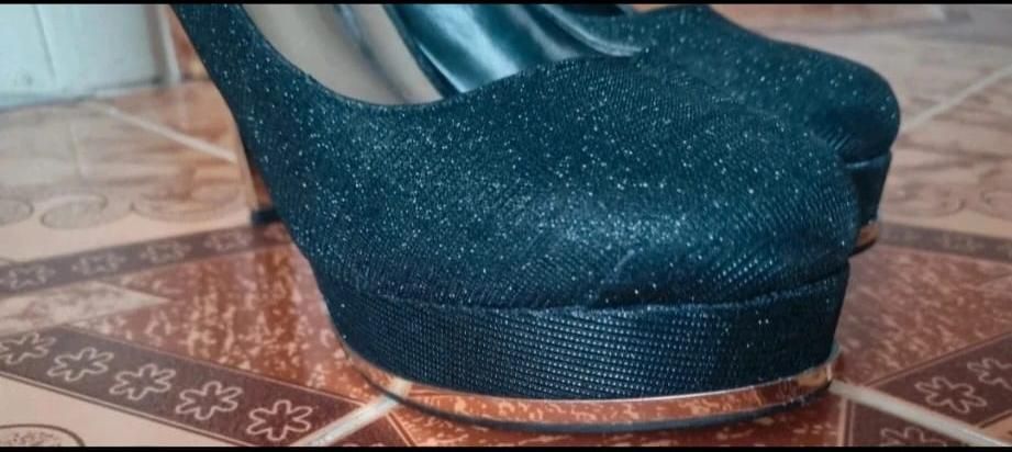 Pantofi cu toc negrii