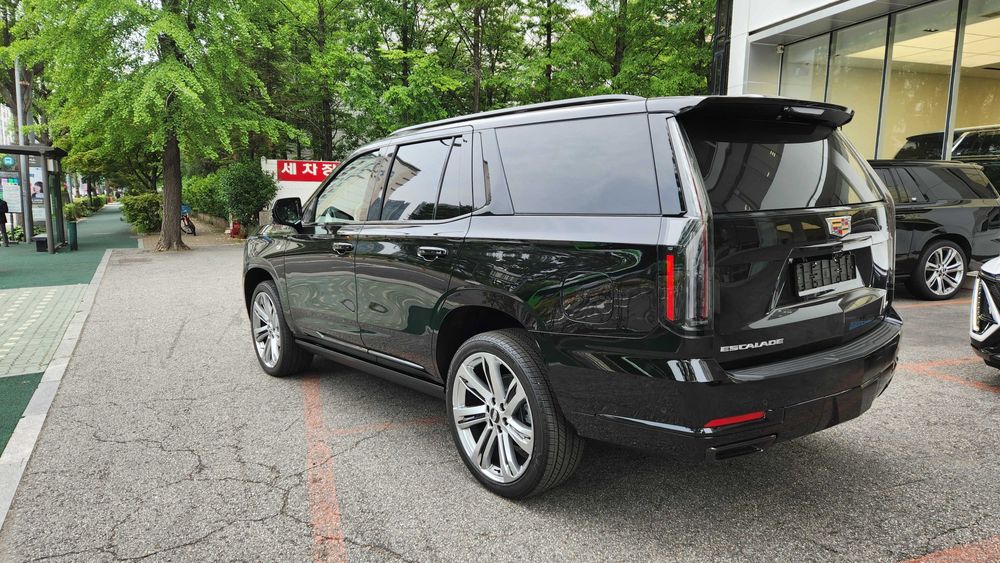 Cadillac Escallade Short