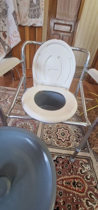 Стул-туалет с подлокотниками