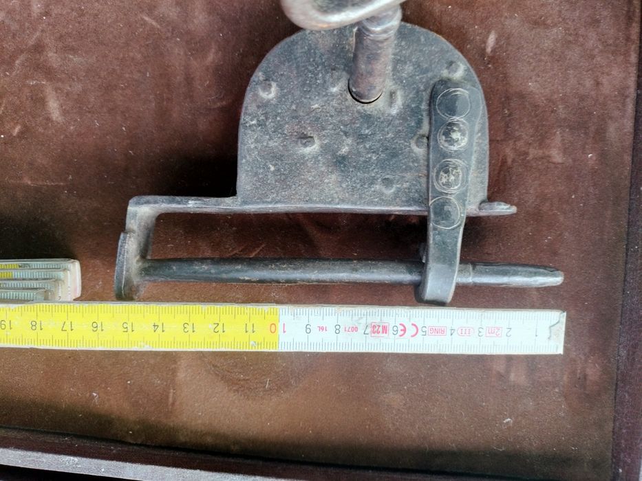 Lacăt antic forjat manual