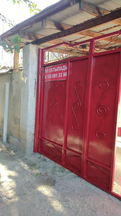 Продается дом в хорошем районе .