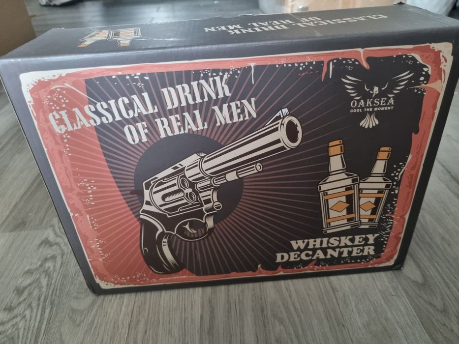 Set Decantor Whiskey Pistol 266 ml cu 2 Pahare de 50 ml si Stativ din