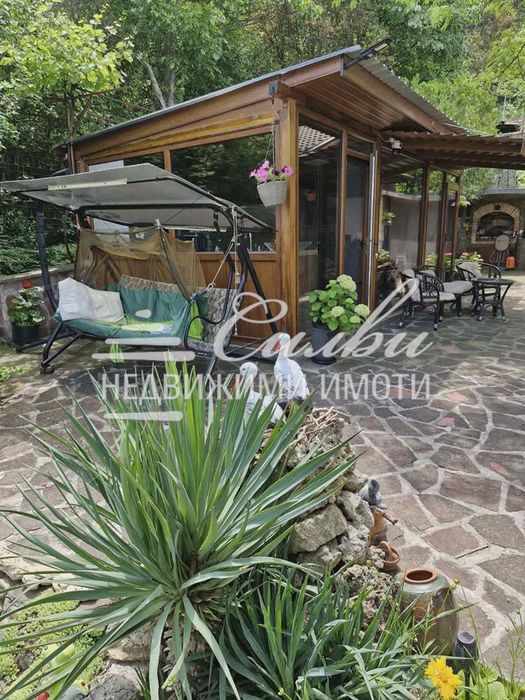 Двуетажна ТУХЛЕНА къща на ПЛОЧА с ДВОР И ГАРАЖ – кв. Пожарната.