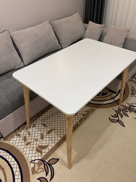 Стол сотилади Доставка  бор