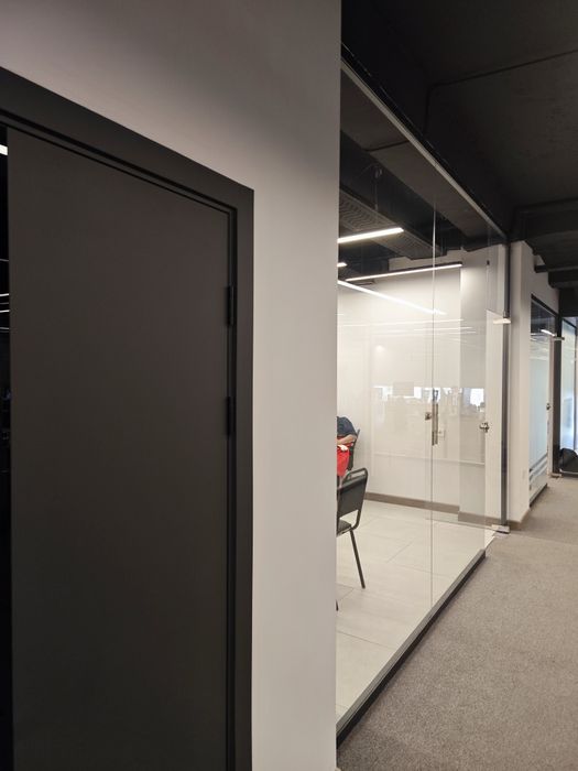 Изготовление стеклянные двери, витражи, душевые кабинки и другие.