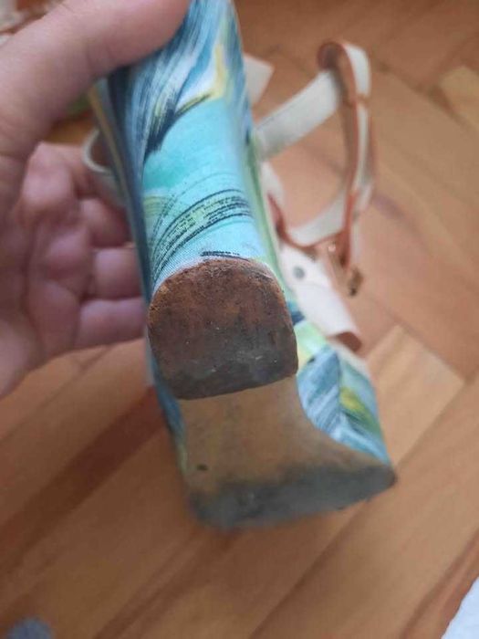 Цветни токчета на платформа 39