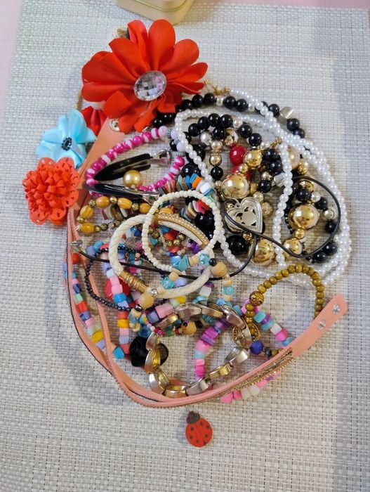 Brățări, mărgele și accesorii de par