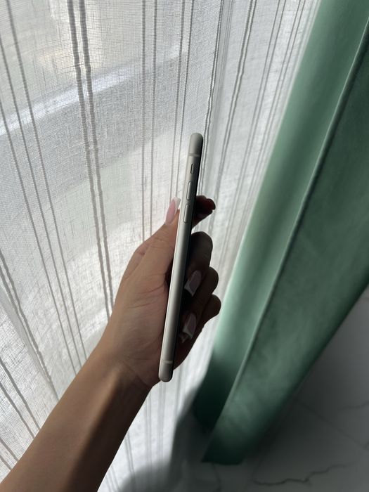 iPhone 11 64GB – Alb – 72% sănătate baterie
