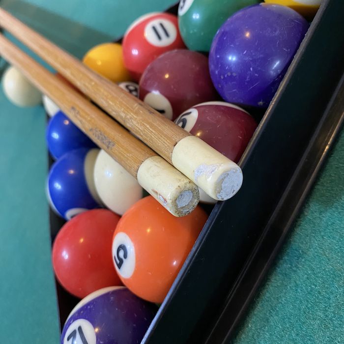 Masa de biliard, stare foarte buna, cu elemente din lemn si piele