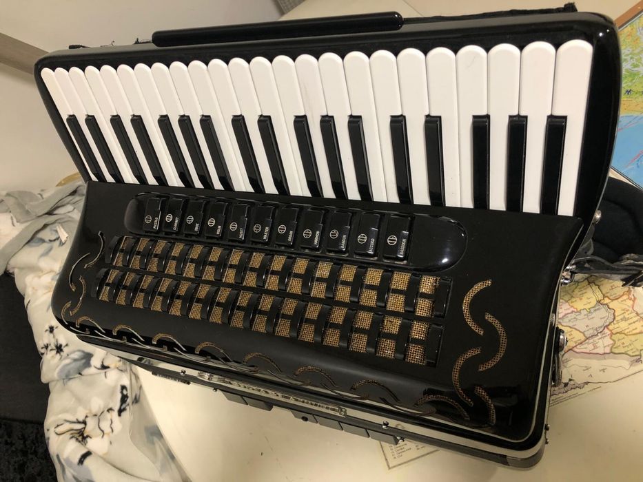 Vand Acordeon Bugari Armando cu surdina!