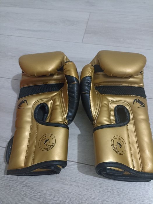Боксёрский шлем и перчатки