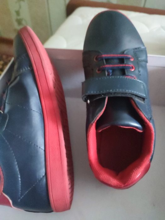 Кроссовки  кожа р.35