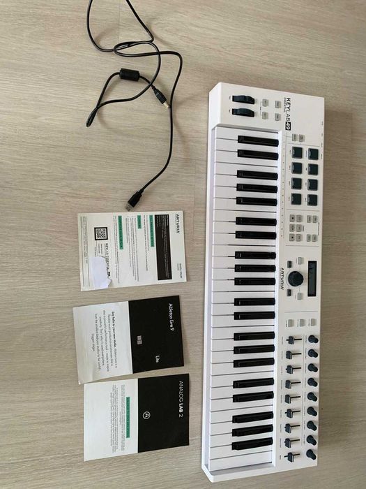 Vând controler MIDI universal Arturia KeyLab Essential 49
