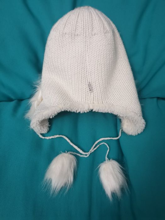 Se vinde căciulă groasa cu blanita, de culoare alba, de fete.