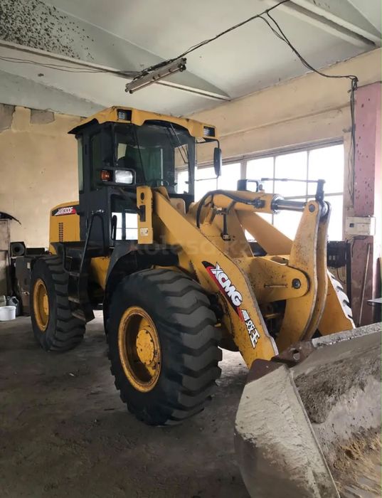 Продам фронтальный погрузчик LW300