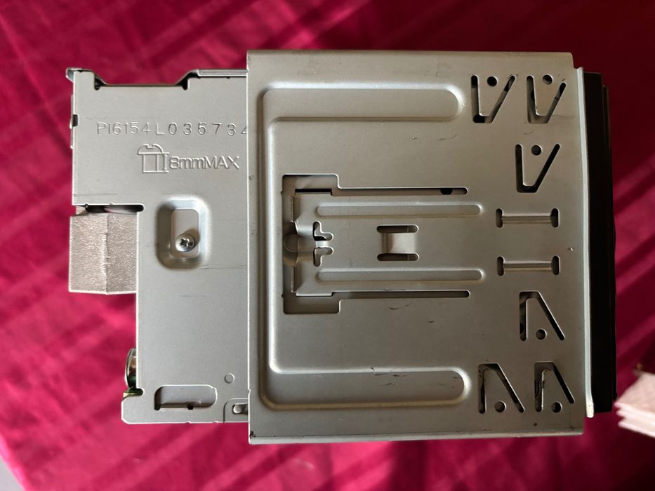 Продавам мултимедия Pioneer DMH-G220BT – използвана 1 годинa.