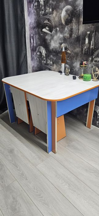 Детский стол с 2 стульчиками