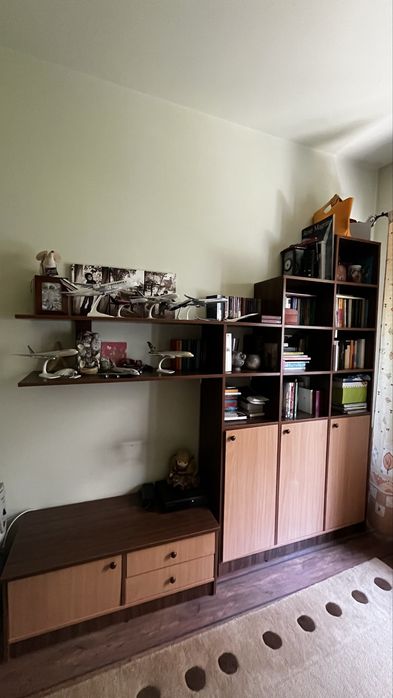 Vand  biblioteca si 2 canapele