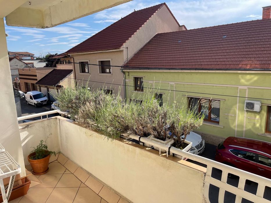 Apartament 3 camere + balcon de închiriat – Zona Cantemir