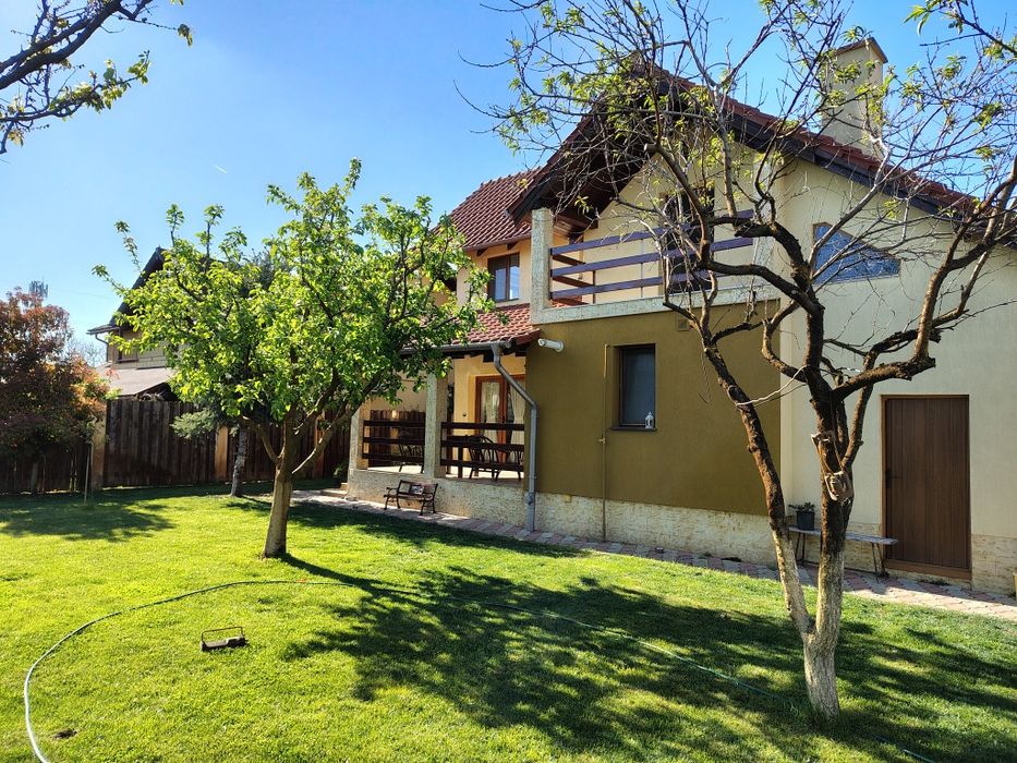Închiriez casă  cu trei dormitoare, living, bucătărie,