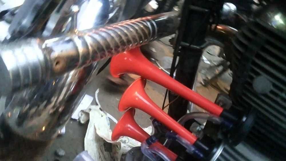 Тромба клаксон с компресор Тройна с реле 12V.