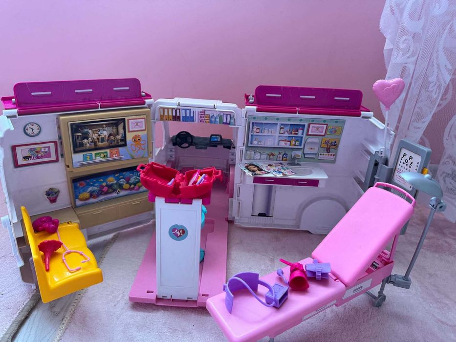 Barbie пееща линейка