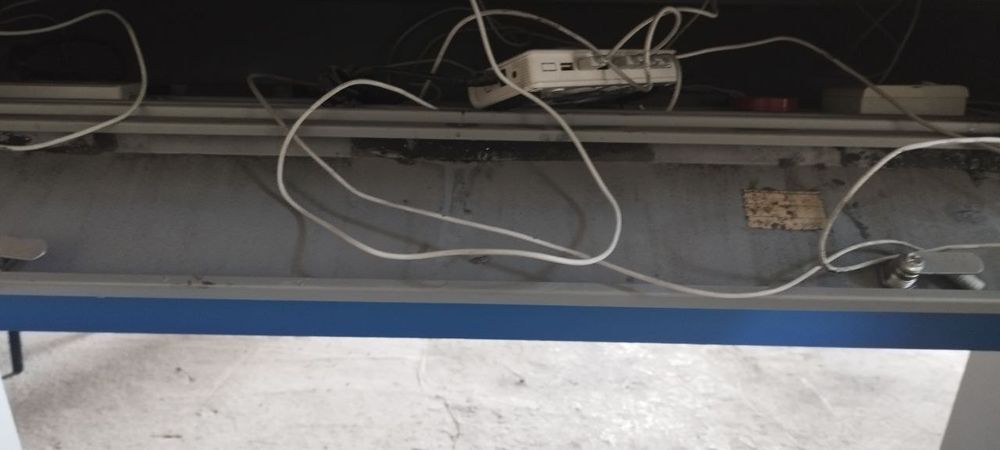 Продается стол витрина