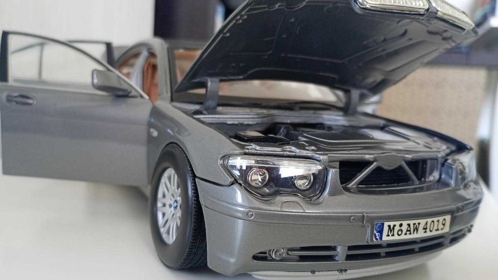 macheta bmw e65 marime 1:18