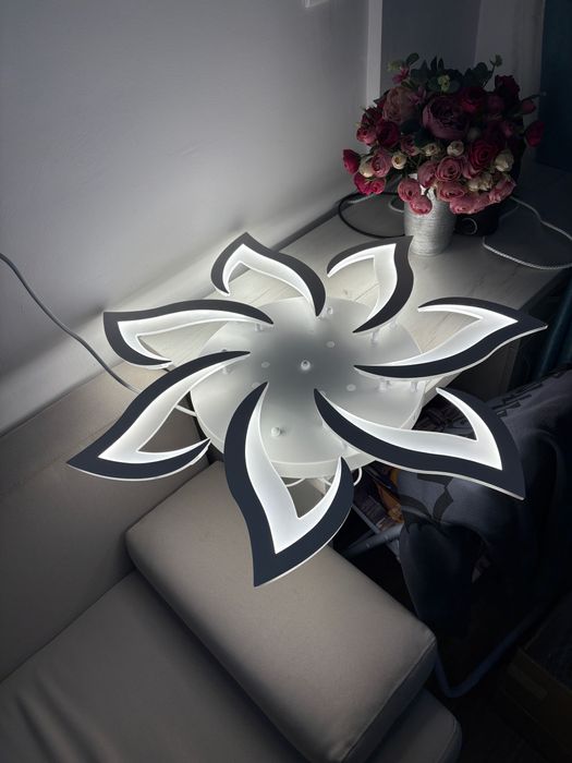 Vand plafoniera floare cu telecomandă