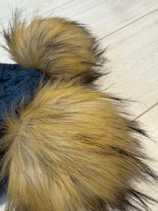 Зимна шапка с два помпона