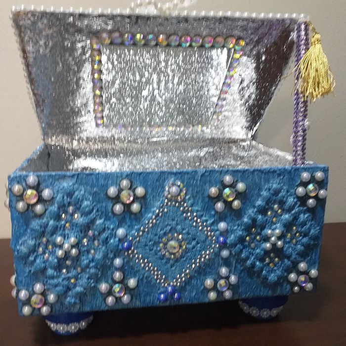 Шкатулка-сундучок