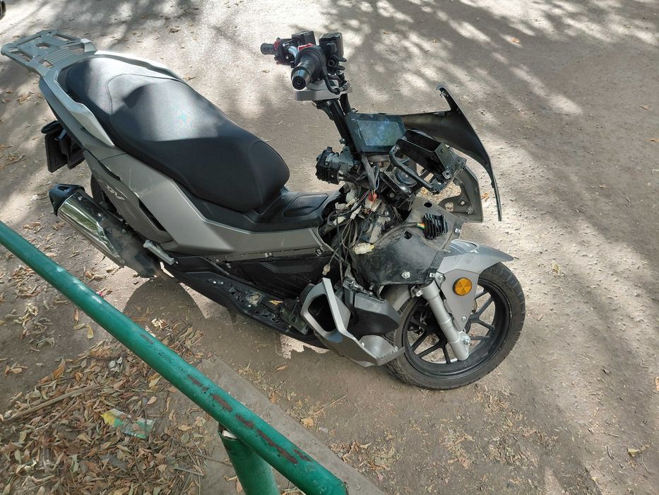 Продаю скутер Adv 180.