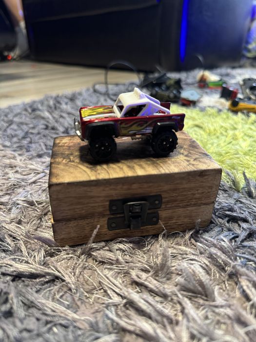 Vand 85 machete Hot Wheels