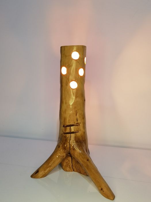 Lampă handmade din lemn de cireș cu iluminare ambientală – design arti