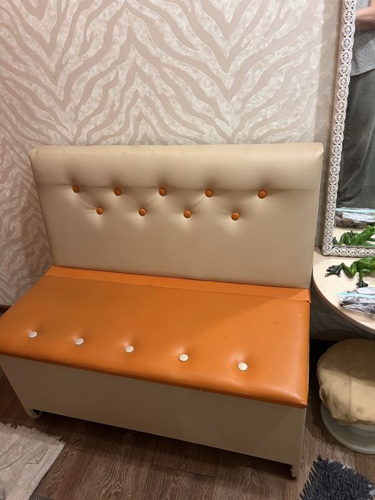 Отдам за веусняшку диванчик кухонный