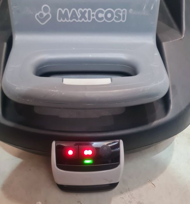 Maxi Cosi Pebble с база за автомобил