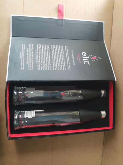 Две празни бутилки Водка Elit с оригиналната си кутия