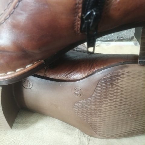 Ghete de damă marca germană Rieker. Au mărimea 36 și sunt imblanite.