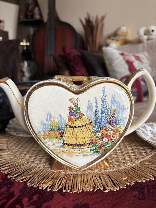 Порцеланов старинен чайник