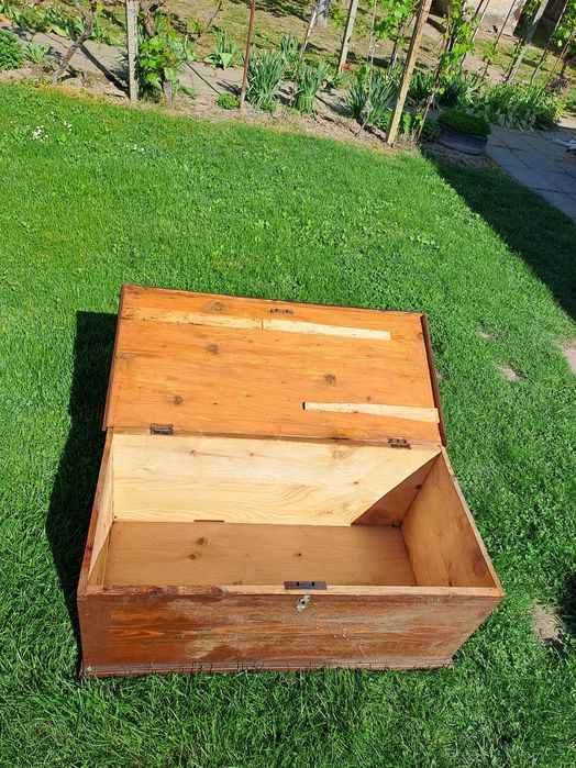 Дървен старинен сандък