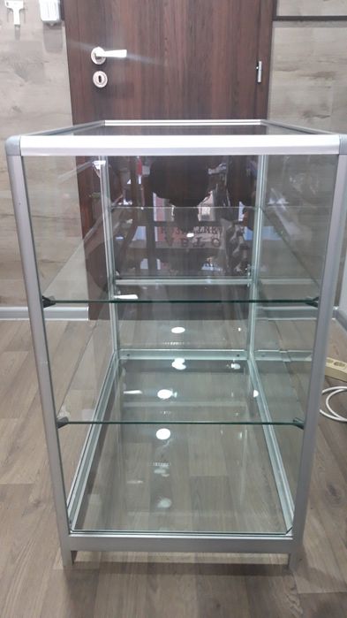 Стъклен стилаж/штендер.