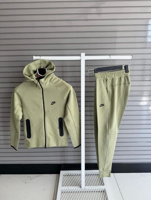 Nike Tech детски екипи намалени с 30%