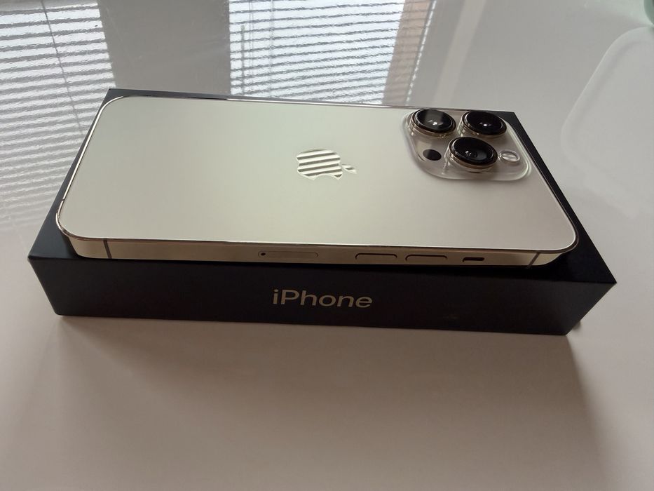 Iphone 13 PRO GOLD 256 GB с протектор и 10 кейса