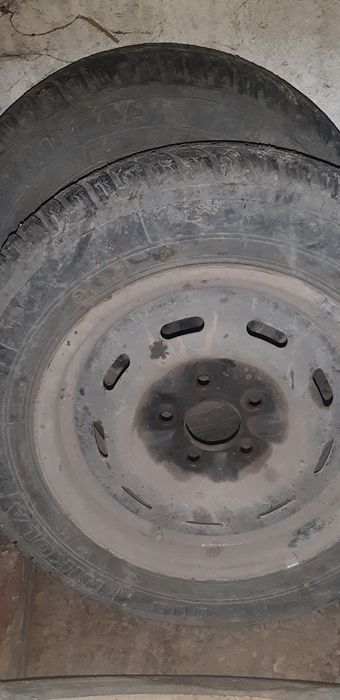 Продаю два балона  всесезонка на мерс Е  подходит