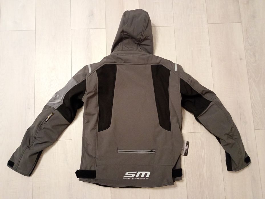 Geaca moto SM Racewear Lima Softshell - Material moale si rezistent la vant, Gluga detasabila, Ventilatie pe piept, Protectii CE (umeri/coate/spate)