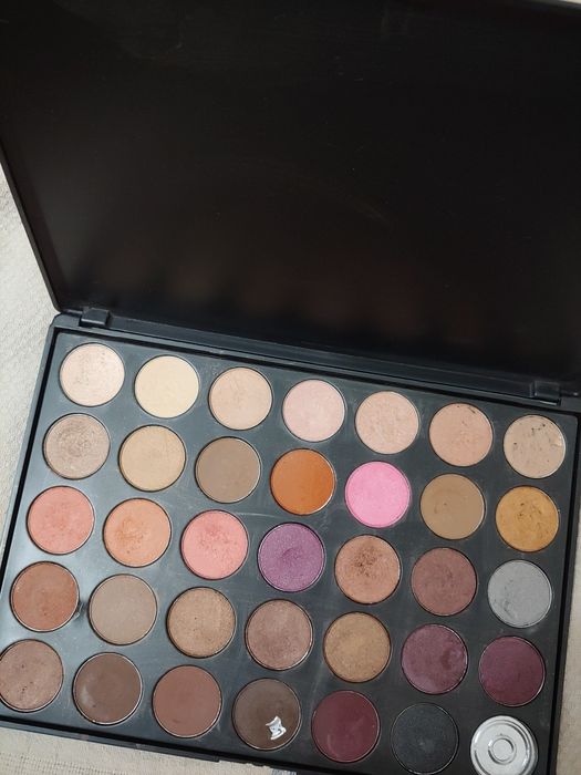 Продам палетку теней для глаз