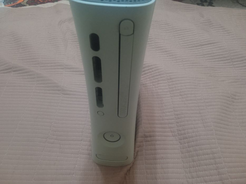 Xbox 360 60GB 
Продаю Xbox 360